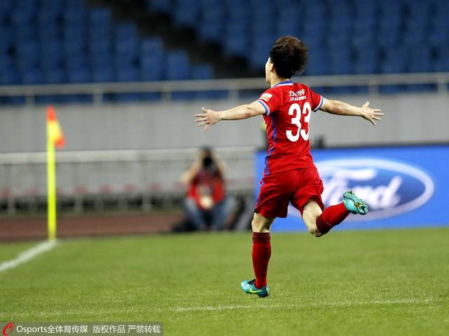 本片是中国第一部反应微信伴侣圈百态、网红现象，提倡“世界无手机日”、拒做“垂头族”的正能量笑剧片子。                                      　　李诚，忠诚诚恳、诚笃取信，为了亲情、恋爱愿意抛却一切；余华，急功近利、虚荣急躁，为了名利可以不择手段；两人是发小。1997年的炎天，李诚为了给女友回BP机借用一年夜汉的年夜哥年夜，不谨慎弄失落到了地上，年夜汉很是愤慨捡起年夜哥年夜砸向李诚的脑壳，致其昏倒掉忆了